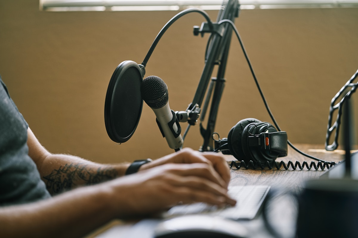 Voiceover microphone and script editing setup VidVoices 1